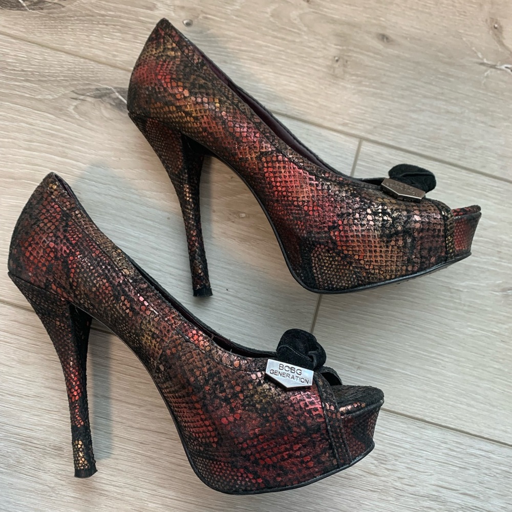 BCBG Generation red- bronze toned snakeskin inspired platform heels size 6.5